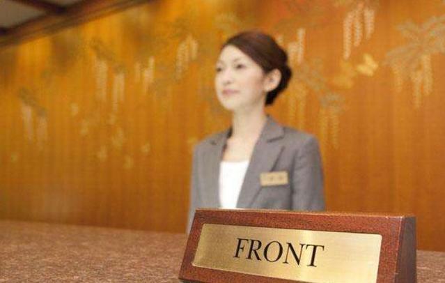 夜半鐘聲驚擾夢(mèng)，前臺(tái)微笑藏艱辛——揭秘酒店前臺(tái)對(duì)深夜入住客人的復(fù)雜情緒